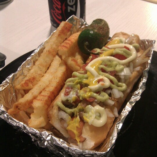 Foto scattata a Dr. Frankfurter&#39;s Monstrous Hot Dogs da Ulises G. il 9/7/2013