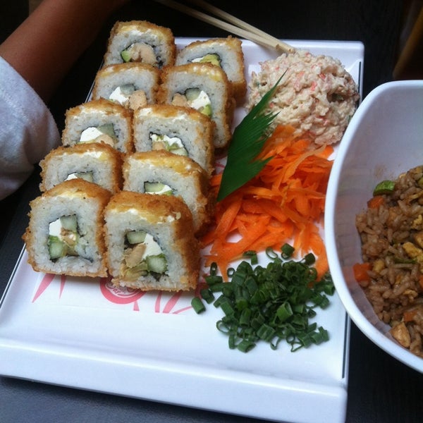 Foto tirada no(a) Qué Rollo Sushi Bar por Maricarmen M. em 4/20/2014
