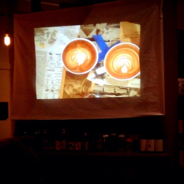 11/20/2013 tarihinde Brent D.ziyaretçi tarafından Elements: Books Coffee Beer'de çekilen fotoğraf