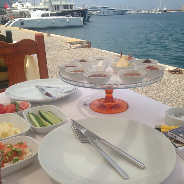 Foto diambil di Yalı Kıyı Balık Restaurant oleh Irem A. pada 5/10/2015