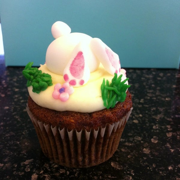 They do great designs here. The owner, Lara Stuckey, has a classical training in the arts. Take - for instance - this little bunny topping a carrot cake-flavored Easter cupcake!