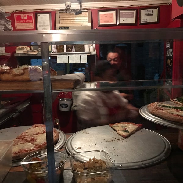 Photo prise au South Brooklyn Pizza par Dylan S. le10/2/2017