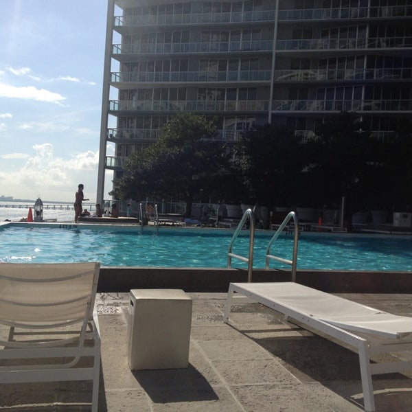 1/7/2013 tarihinde Maxim K.ziyaretçi tarafından Viceroy Miami Hotel Pool'de çekilen fotoğraf