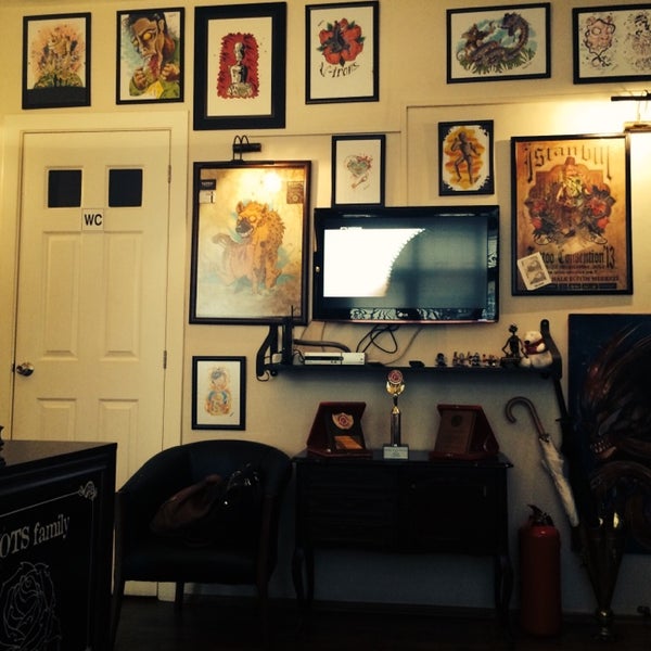 Photo taken at Roots Tattoo by Pnr on 4/24/2014