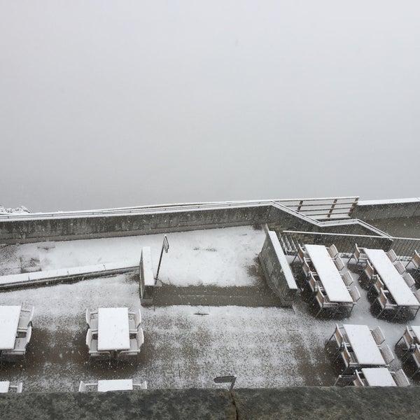 Das Foto wurde bei 3100 Kulmhotel Gornergrat Zermatt von kenta h. am 9/1/2018 aufgenommen