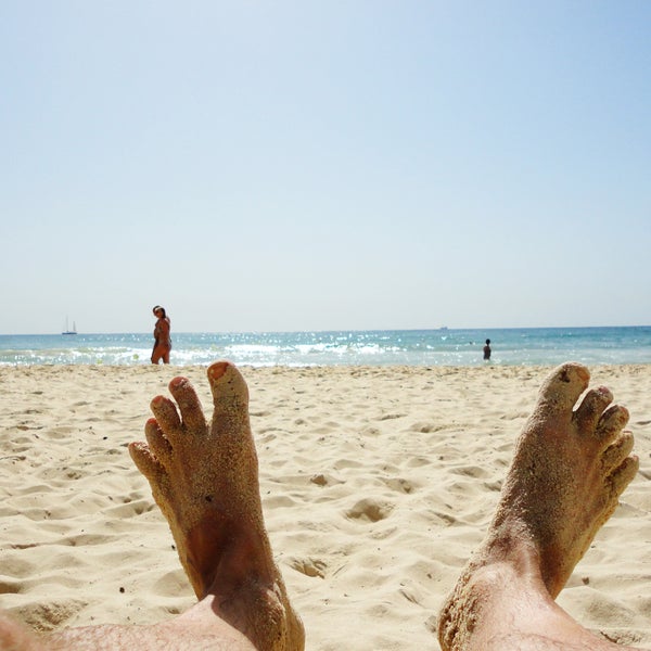 Белый песок, лазурное море с пенящимися барашками, что может быть лучше?