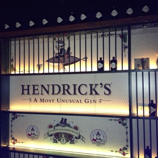 10/23/2012 tarihinde Jennifer R.ziyaretçi tarafından Ultramarinos Hendrick&#39;s Bar'de çekilen fotoğraf