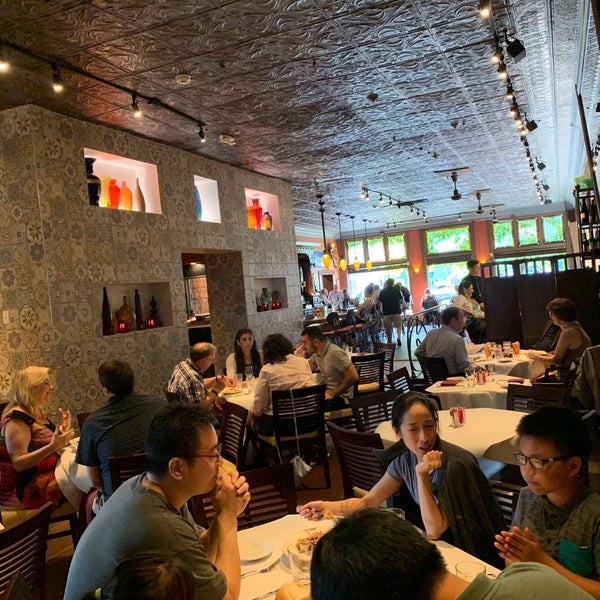Foto tirada no(a) Barcelona Restaurant &amp; Bar por Nicole D. em 6/30/2019