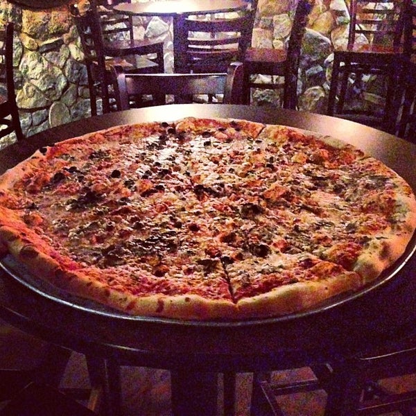 Снимок сделан в Russo&#39;s New York Pizzeria пользователем Miguel L. 12/30/2012