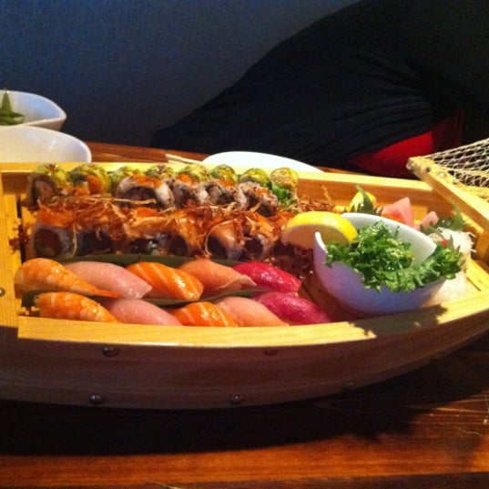 Foto scattata a Ohjah Japanese Steakhouse Sushi &amp; Hibachi da ⛳Pearl⛳ il 11/29/2012