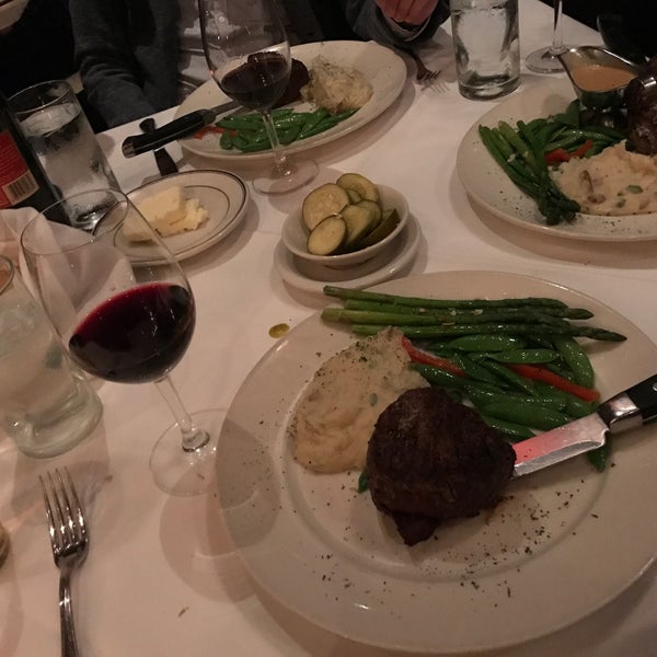 Photo taken at Silver Fox Steakhouse by Shigex on 3/26/2017