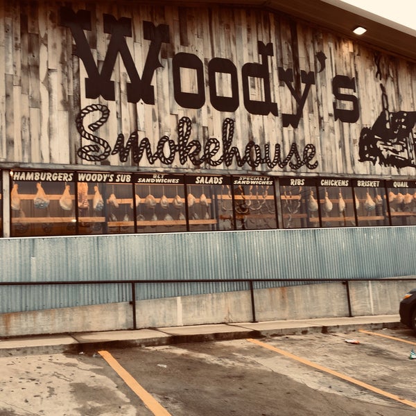Foto scattata a Woody&#39;s Smokehouse Inc. da Stephanie B. il 12/10/2019