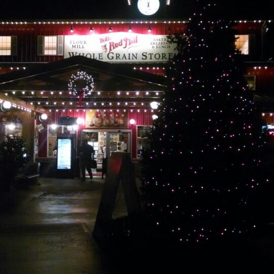 รูปภาพถ่ายที่ Bob&#39;s Red Mill Whole Grain Store โดย Erik เมื่อ 12/24/2013