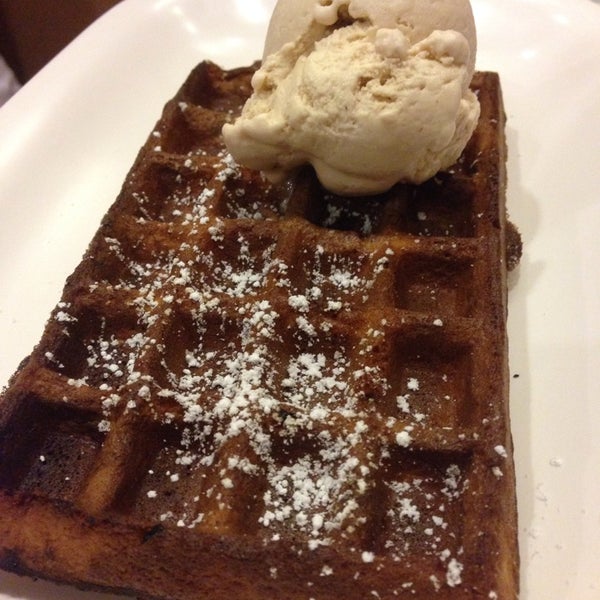Photo taken at Wafflelicious by Alan T. on 4/17/2014
