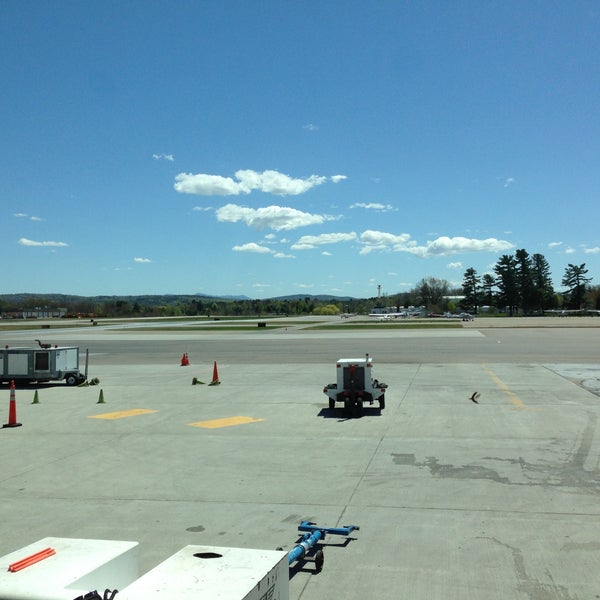 รูปภาพถ่ายที่ Burlington International Airport (BTV) โดย Michael D. เมื่อ 5/4/2013