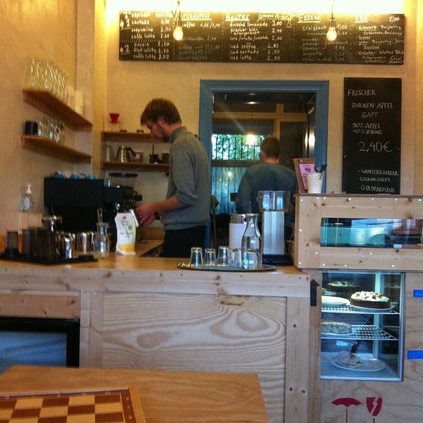11/9/2013 tarihinde Alper Ç.ziyaretçi tarafından leuchtstoff Kaffeebar'de çekilen fotoğraf