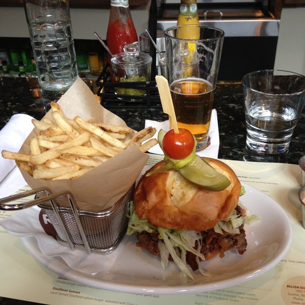 5/18/2013 tarihinde Hal G.ziyaretçi tarafından Relish Burger Bistro'de çekilen fotoğraf