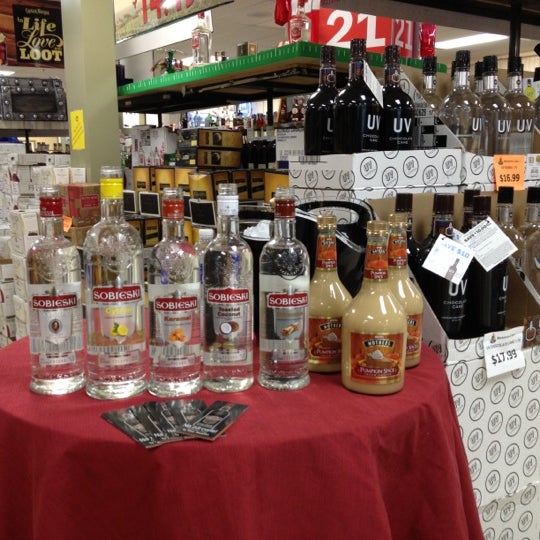 10/5/2012 tarihinde Scottziyaretçi tarafından Marketview Liquor'de çekilen fotoğraf