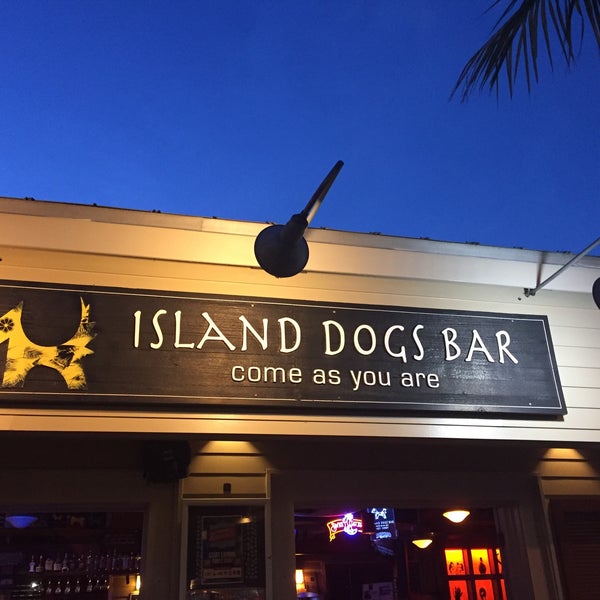 Снимок сделан в Island Dogs Bar пользователем Scott 7/14/2017