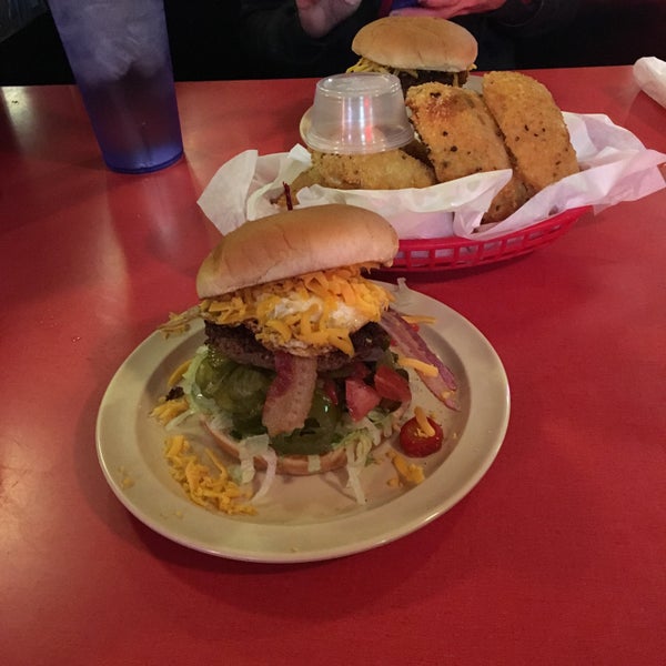 Снимок сделан в Hut&#39;s Hamburgers пользователем Corey G. 5/16/2016