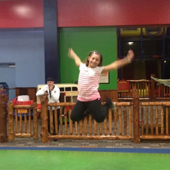 Photo taken at Knuckleheads Trampoline Park • Rides • Bowling by Katina K. on 9/18/2012