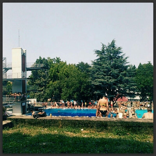 รูปภาพถ่ายที่ Bazeni Košutnjak โดย Leka C. เมื่อ 7/18/2015
