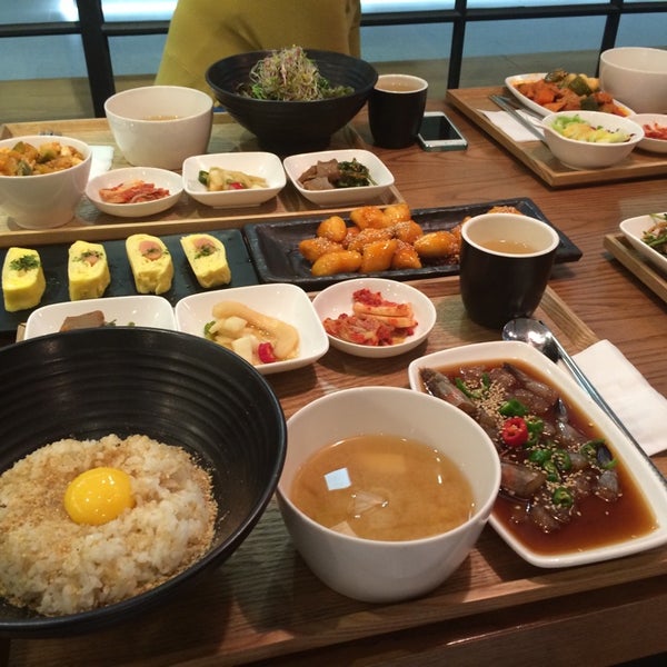 Кухня в доме для большой семьи. Семья на кухне. Счастливая семья на кухне. Kitchen talks. Семья на современной кухне.