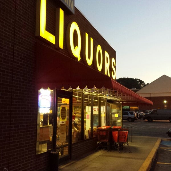 Photo taken at Vinnin Square Liquors by Olexy S. on 10/2/2013