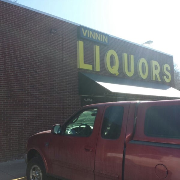 Photo taken at Vinnin Square Liquors by Olexy S. on 3/8/2014