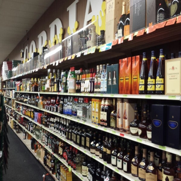 Photo taken at Vinnin Square Liquors by Olexy S. on 1/19/2014