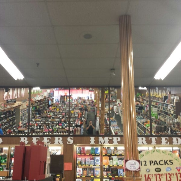 Photo taken at Vinnin Square Liquors by Olexy S. on 10/13/2013