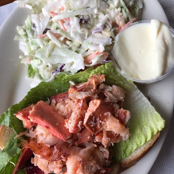 Foto diambil di Roy Moore&#39;s Fish Shack Restaurant oleh Olexy S. pada 8/4/2019