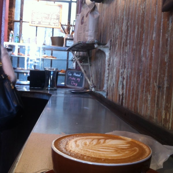 9/29/2013 tarihinde Naim S.ziyaretçi tarafından Bowery Coffee'de çekilen fotoğraf