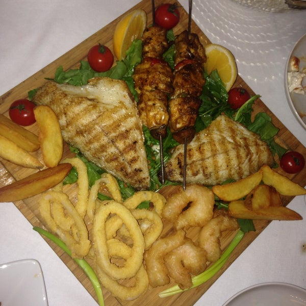Foto tirada no(a) Villa Mare Restaurant por funda k. em 1/13/2015
