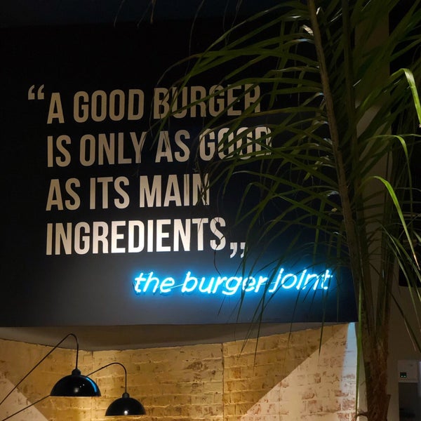 Снимок сделан в The Burger Joint пользователем Costas L. 10/1/2018