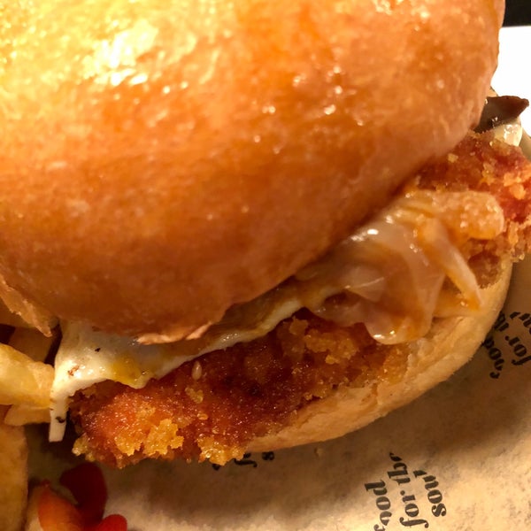 รูปภาพถ่ายที่ The Burger Joint โดย Costas L. เมื่อ 12/2/2019