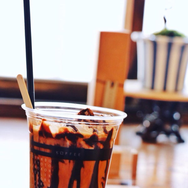 Foto tirada no(a) Omotesando Koffee por Gayle S. em 11/29/2015