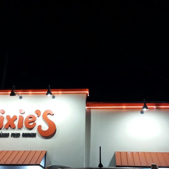 Foto tirada no(a) Dixie&#39;s por veronica g. em 10/5/2014