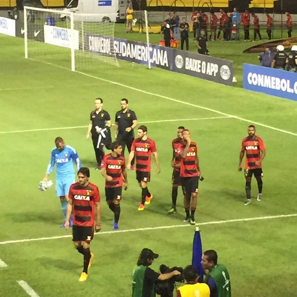 4/6/2017 tarihinde Luiz carlos L.ziyaretçi tarafından Estádio Adelmar da Costa Carvalho (Ilha do Retiro)'de çekilen fotoğraf