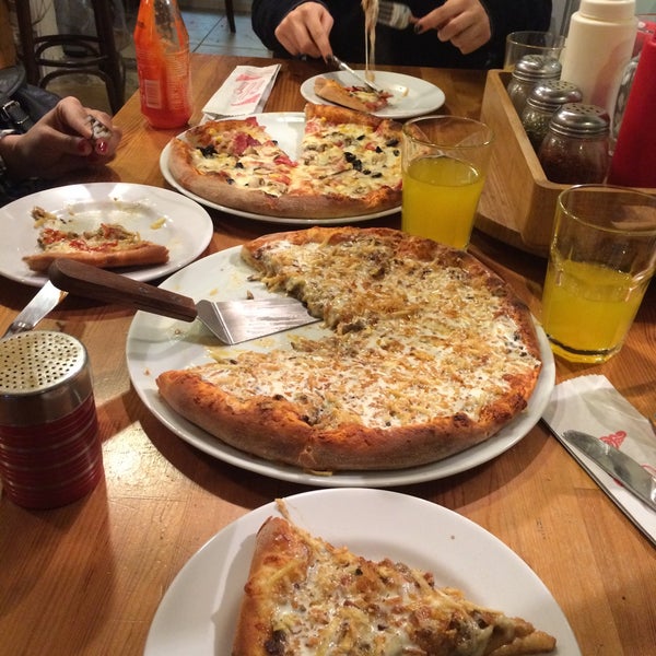 Снимок сделан в Bronzo Pizza пользователем Gurkan B. 1/31/2015