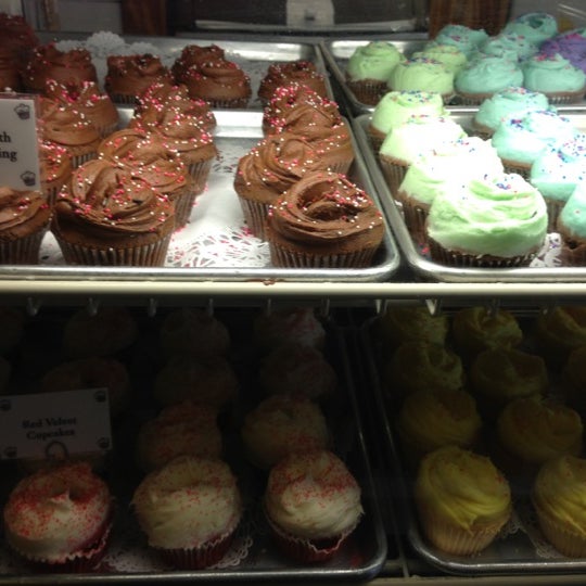 รูปภาพถ่ายที่ Buttercup Bake Shop โดย Lila d. เมื่อ 11/2/2012