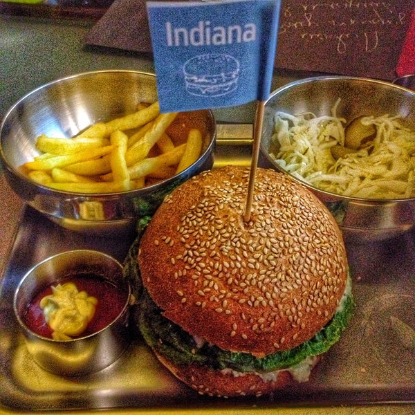 Foto tirada no(a) The Burger por Ms. B. em 11/5/2015