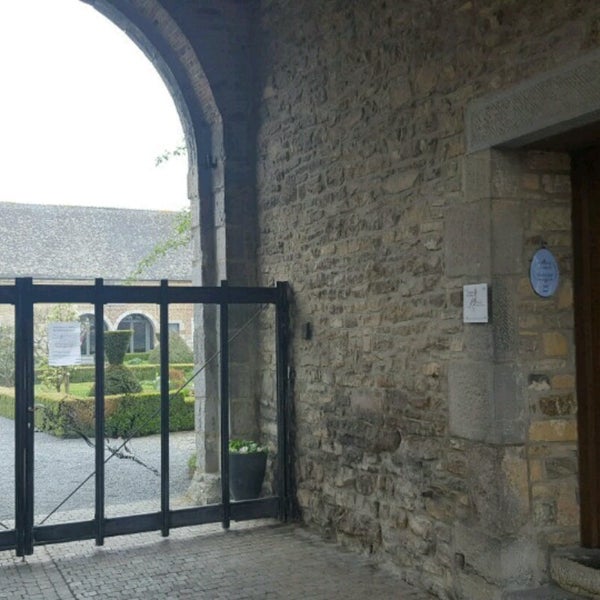 Foto diambil di Château de Lavaux-Sainte-Anne oleh Anthony F. pada 4/15/2017