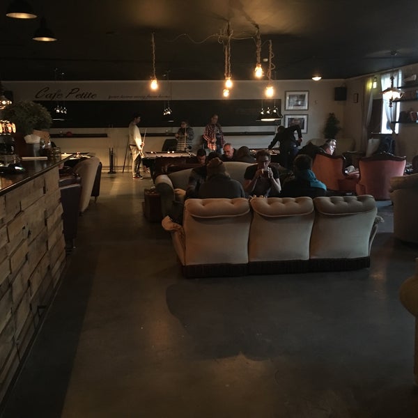 Adorably perfect and charming café. Great selection of coffee and beer, with board games and pool tables, too! The ambiance couldn't be better. If you're in the area, don't hesitate to visit!