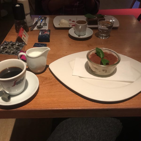 Das Foto wurde bei Ve Cafe &amp; Restaurant von Barlas . am 1/24/2018 aufgenommen