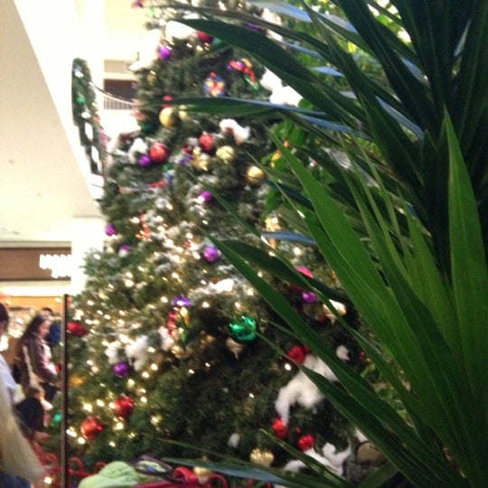 รูปภาพถ่ายที่ Meriden Mall โดย Samantha D. เมื่อ 12/16/2012