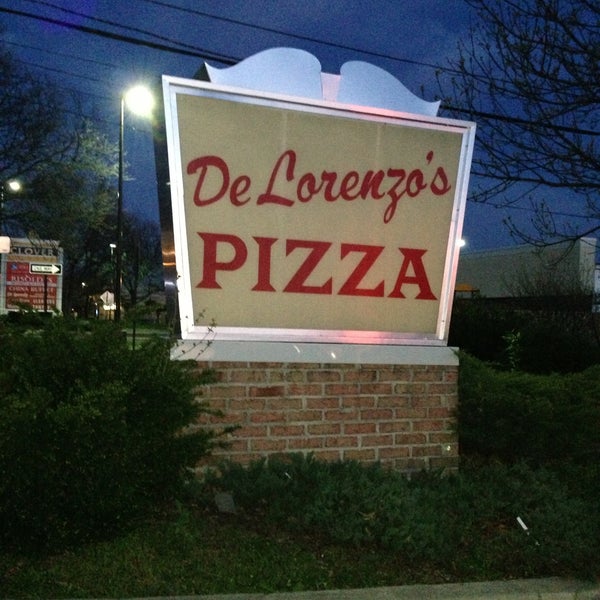 รูปภาพถ่ายที่ DeLorenzo&#39;s Pizza โดย Al A. เมื่อ 4/21/2013