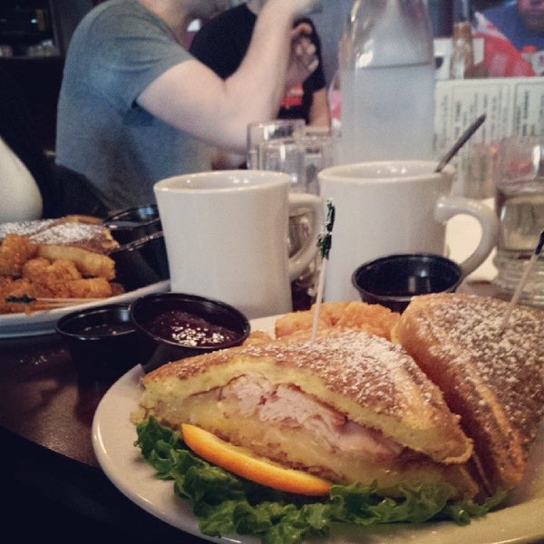 2/16/2014 tarihinde Lily P.ziyaretçi tarafından Virginia Cafe'de çekilen fotoğraf
