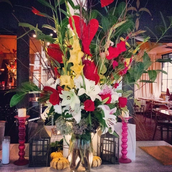Foto diambil di Chameleon Restaurant and Bar oleh Lily P. pada 2/21/2014