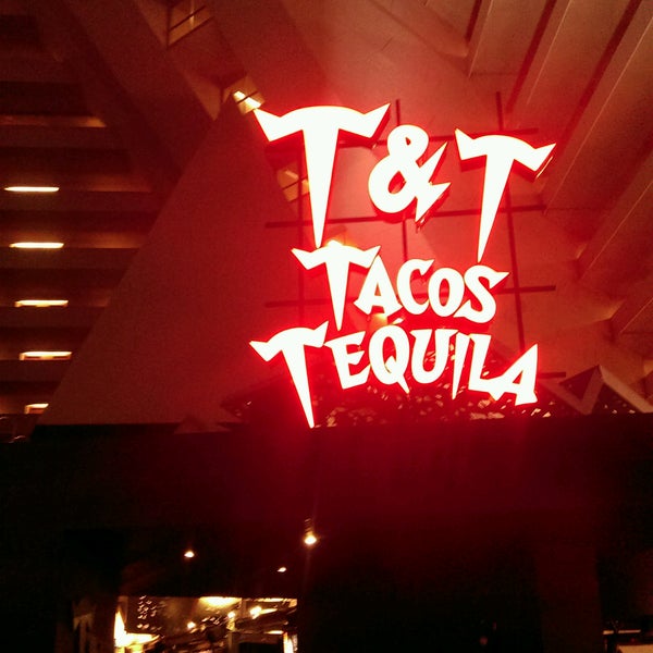 Foto diambil di T&amp;T Tacos &amp; Tequila oleh Rudolph P. pada 9/5/2016